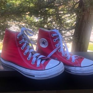 high top red converse ! :-)